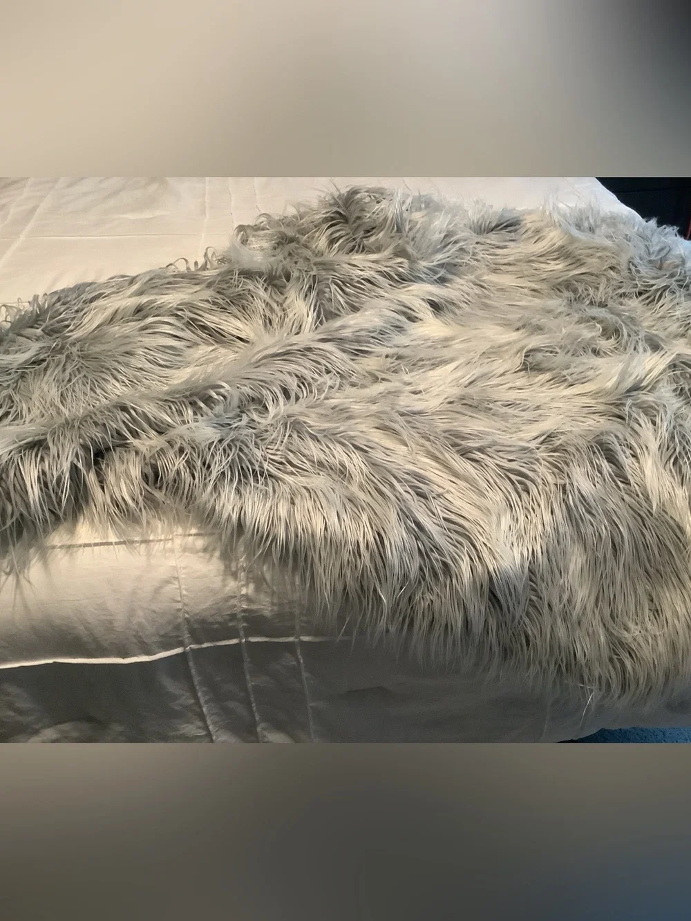 Dreamweavers Luxurious Gray Faux Fur Throw Blanket - Cozy Home Decor